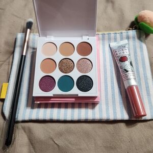 Ipsy Bag eyeshadow and blush bundle